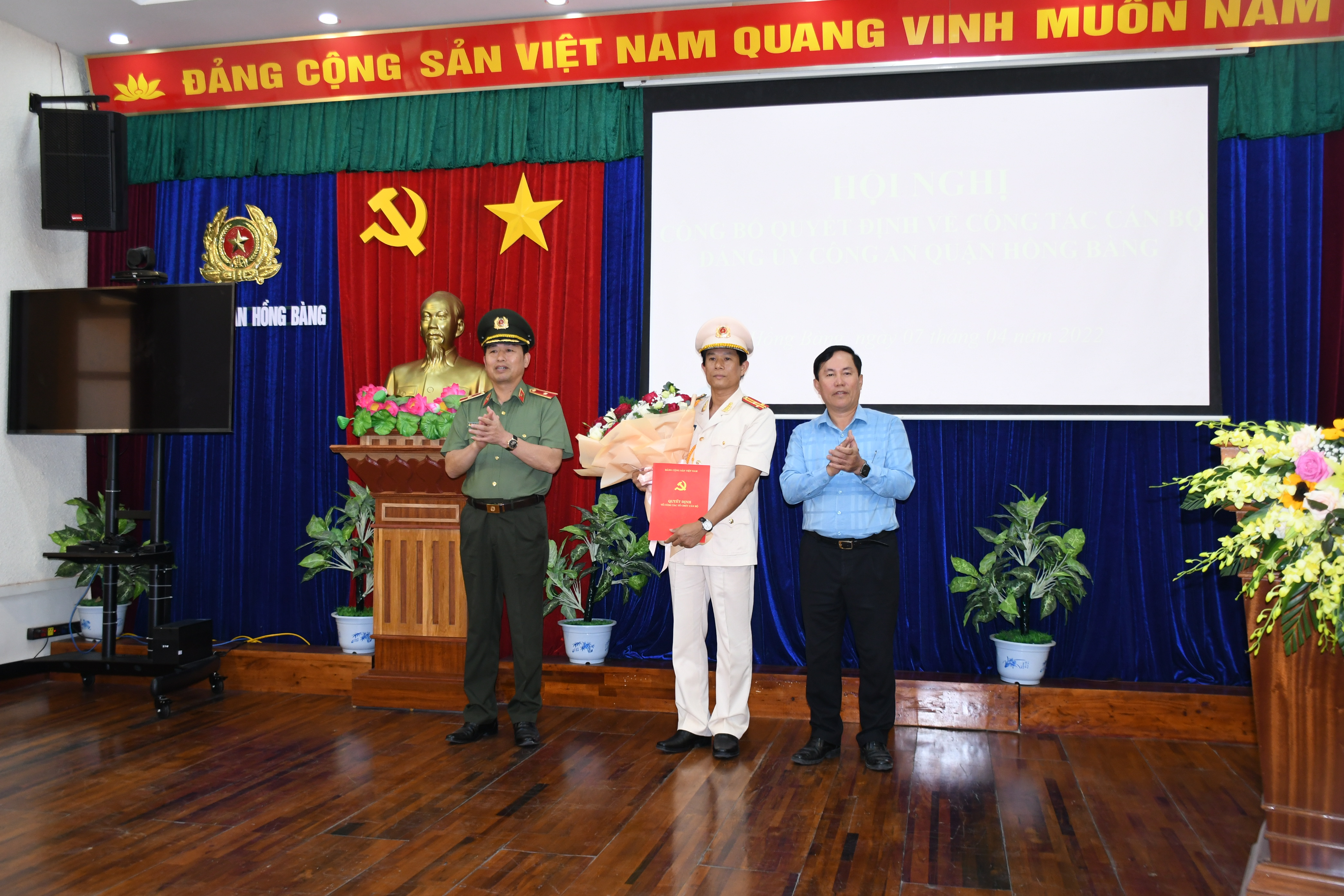 Công bố Quyết định về công tác cán bộ tại Đảng bộ Công an quận Hồng Bàng